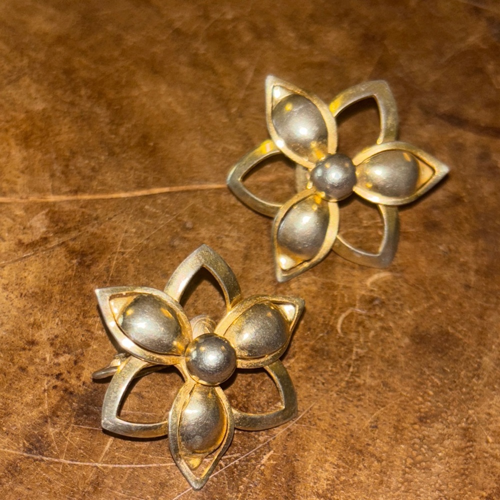Sarah Coventry Petal Lure Floral Clip On Earrings